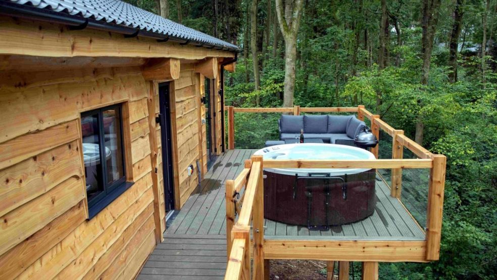 Luxury Shropshire Treehouse holiday with hot tub