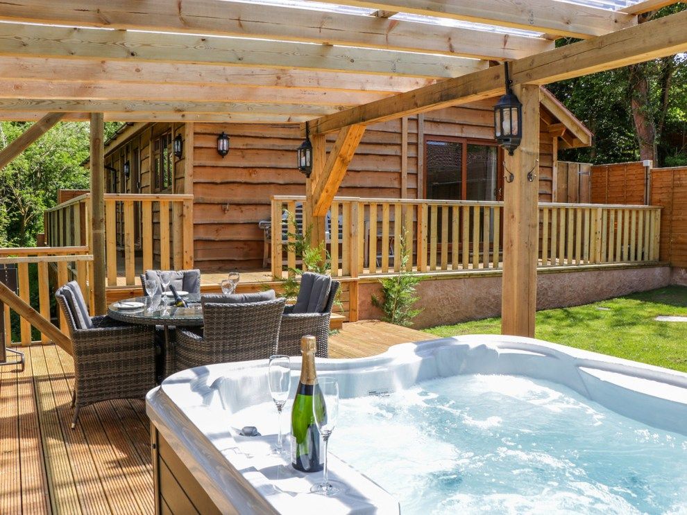 Elm Lodge osy UK accommodation for romantic getaways and travel