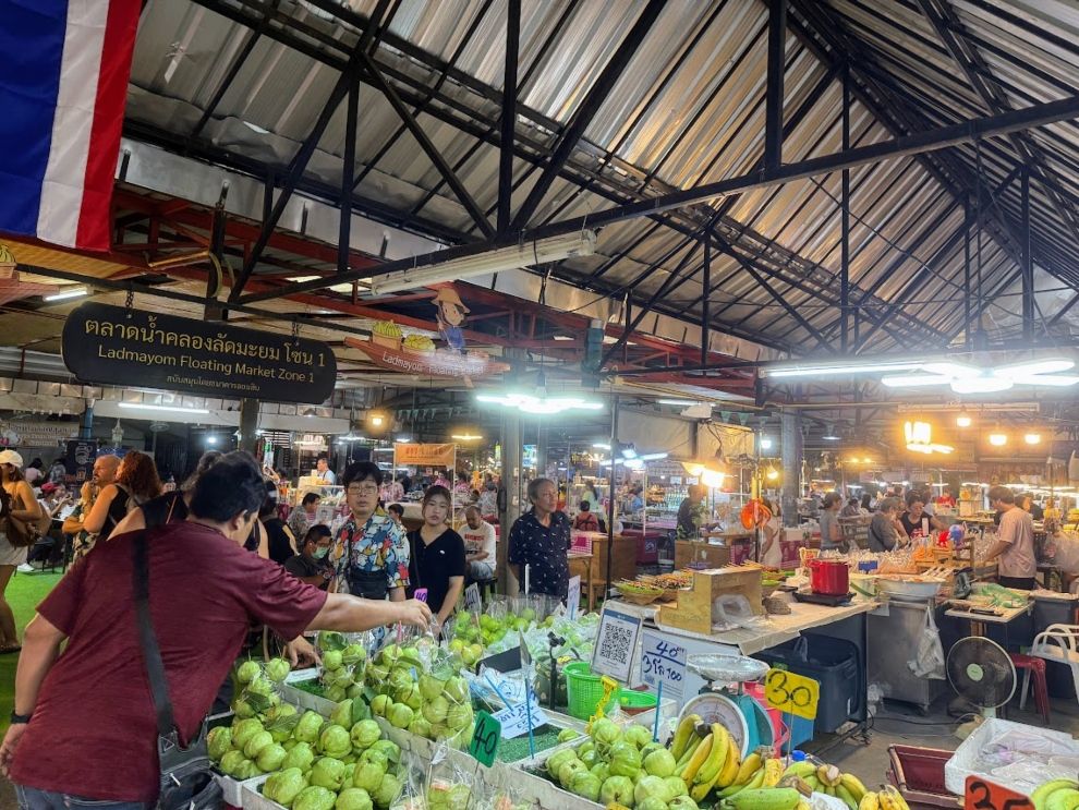 Sightseeing concierge Amari Bangkok Thailand Travel Daily Review 